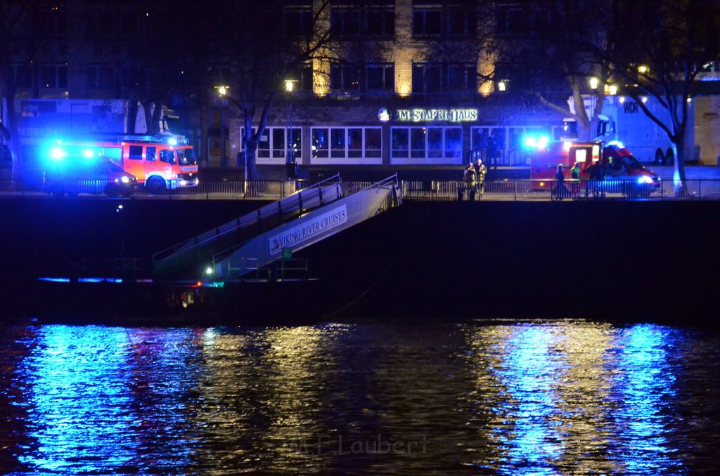 Person im Rhein Koeln Altstadt Hoehe Im Stapelhaus P10.JPG - Miklos Laubert